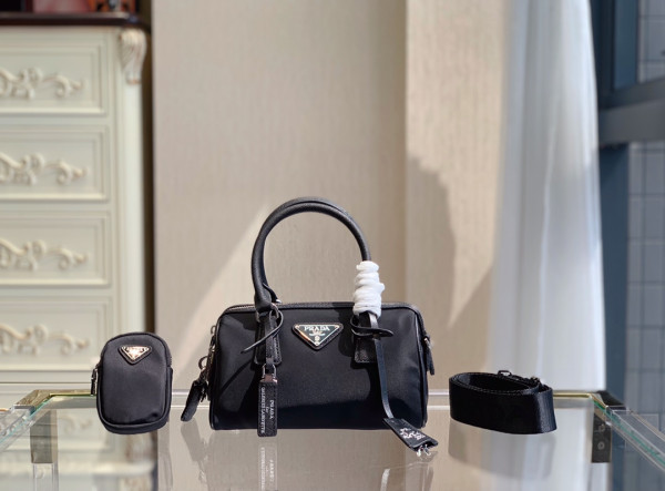 Pra*a re-edition 2005 nylon bag