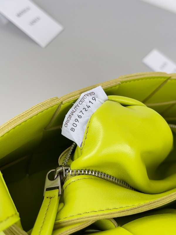 bo*te*ga Ve*ne*ta cassette