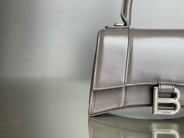 Ba*len*cia*ga hourglass