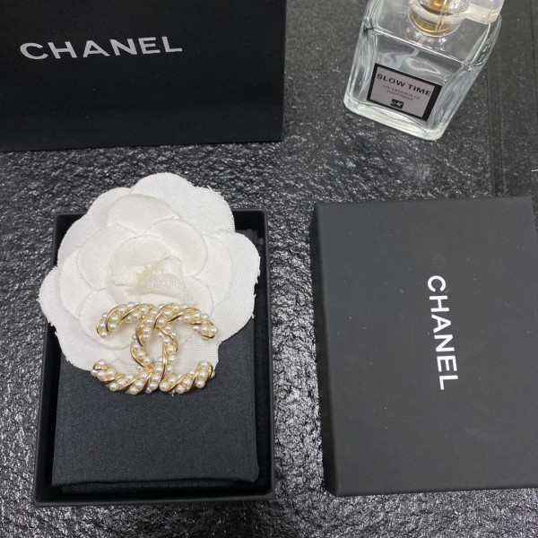 CL BROOCH