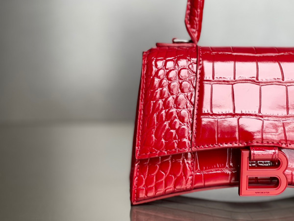 Ba*len*cia*ga hourglass