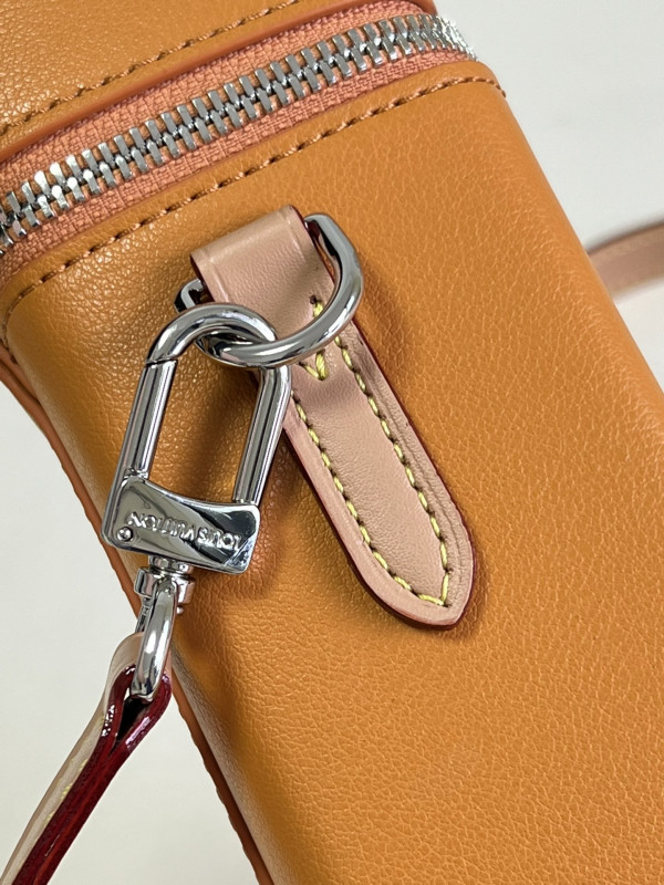 l0*is V*t0n vertical box trunk