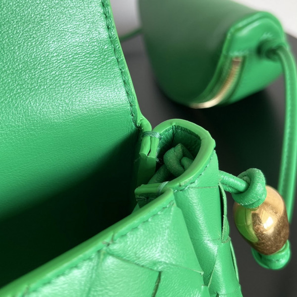 bo*te*ga Ve*ne*ta pouch on strap