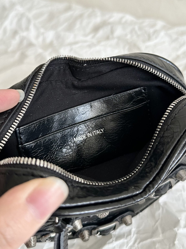 Ba*len*cia*ga  le cagole heart mini metallic crinkled-leather shoulder bag