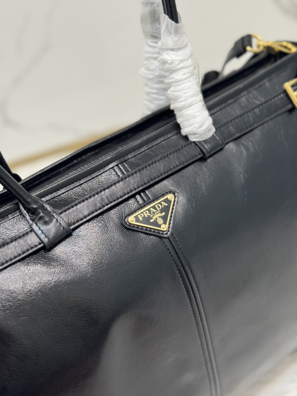 Pra*a extra large leather handbag