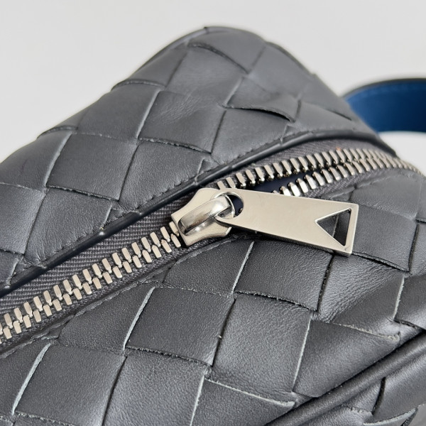 bo*te*ga Ve*ne*ta intrecciato leather wallet-on-strap