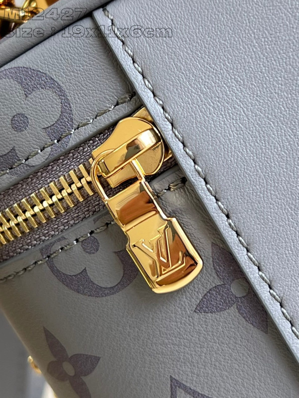 l0*is V*t0n vanity chain pouch-19 x 11.5 x 6.5 cm