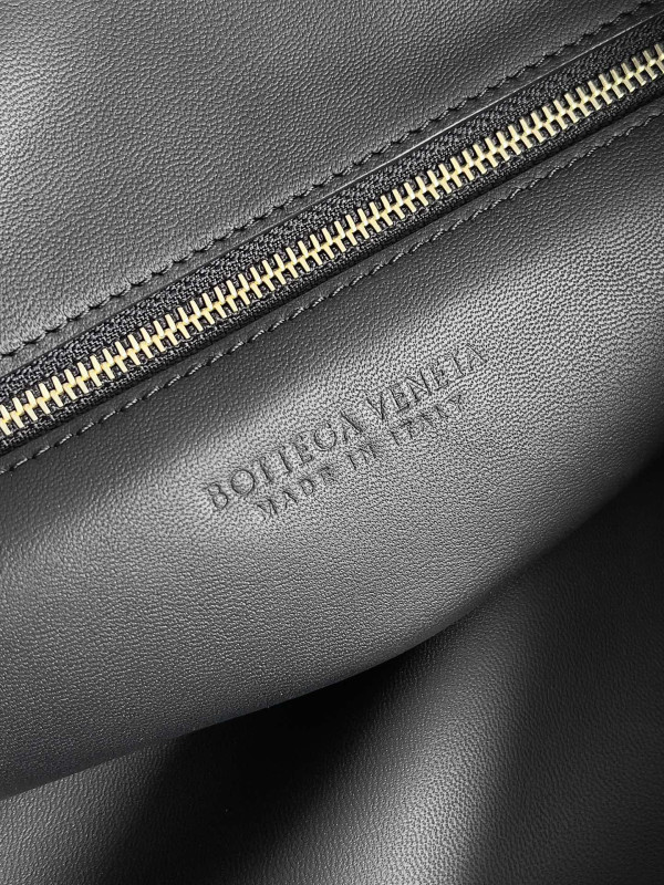 bo*te*ga Ve*ne*ta large hop