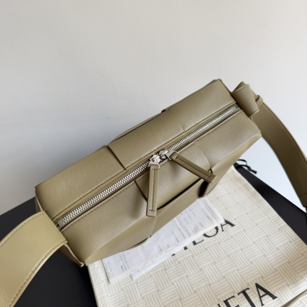 bo*te*ga Ve*ne*ta arco camera bag -28*18*9cm