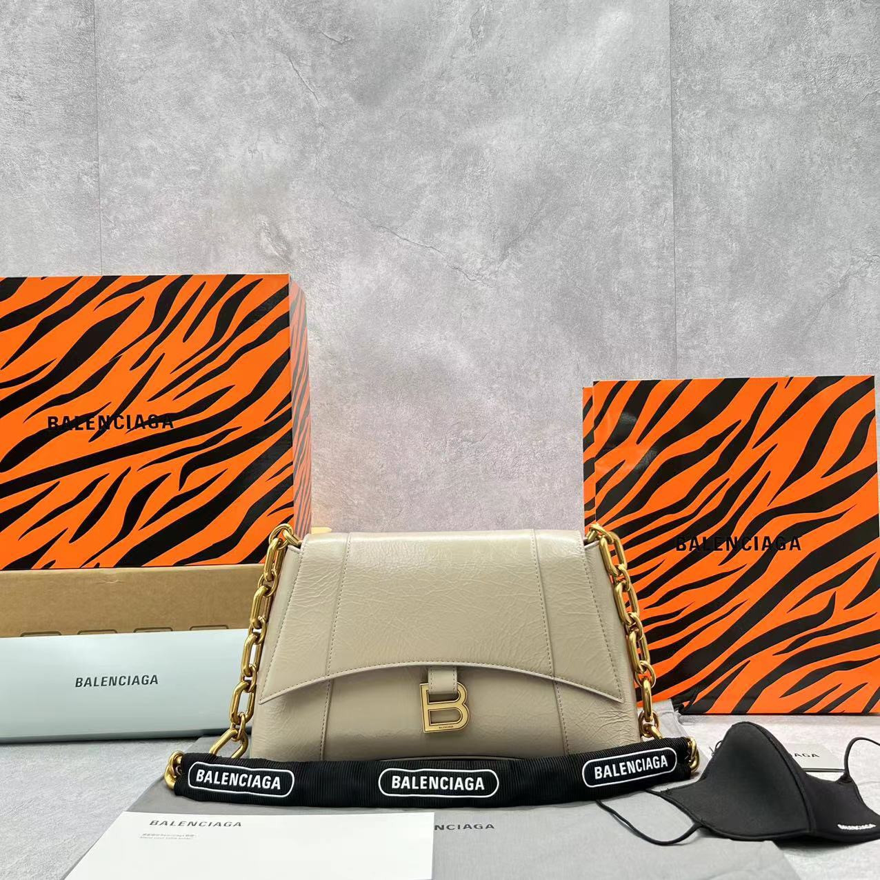 Ba*len*cia*ga downtown small shoulder bag with chain